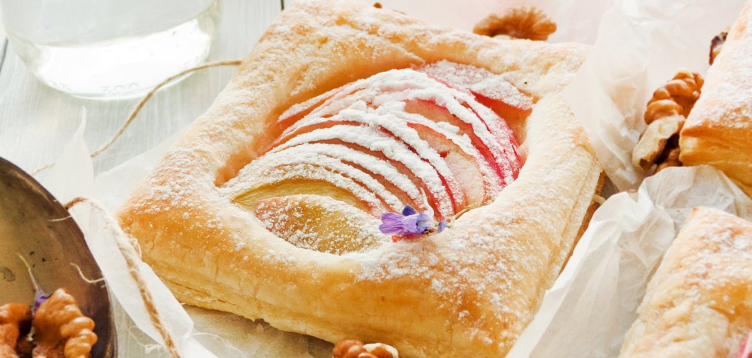 Jabłecznik w cieście francuskim. Przepis na szybszą wersję klasycznej szarlotki