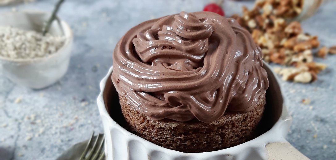 Cynamonowe ciasto w kubku – błyskawiczny deser do kawy gotowy w 5 minut!