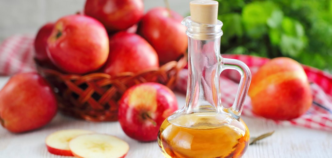 Picie octu jabłkowego – jakie daje efekty? 6 korzyści dla zdrowia i urody