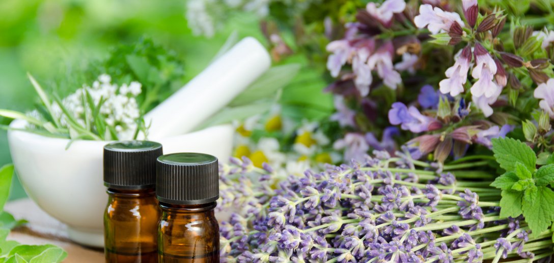 Aromaterapia: jak działają olejki eteryczne? 4 metody leczenia zapachami