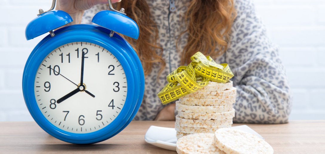 Post przerywany 16:8, czyli dieta 8-godzinna. Ważne zasady, przykładowy jadłospis