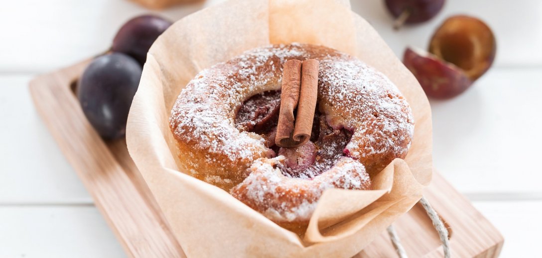 Muffinki ze śliwkami i cynamonem – przygotujesz je w czterech prostych krokach