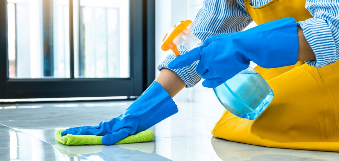 Idealnie czysta podłoga – czym ją umyć, by lśniła?