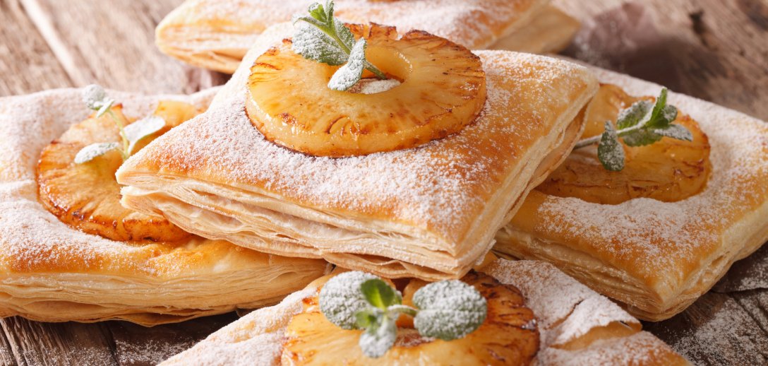 Ciastka z ciasta francuskiego z ananasem – zrobisz je w kilka minut