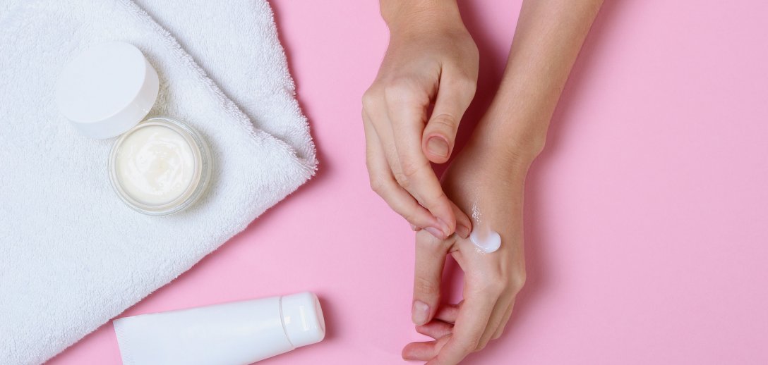 Balsam, mleczko, olejek, masło do ciała – czym się różnią i jaki kosmetyk lepiej nawilży skórę??
