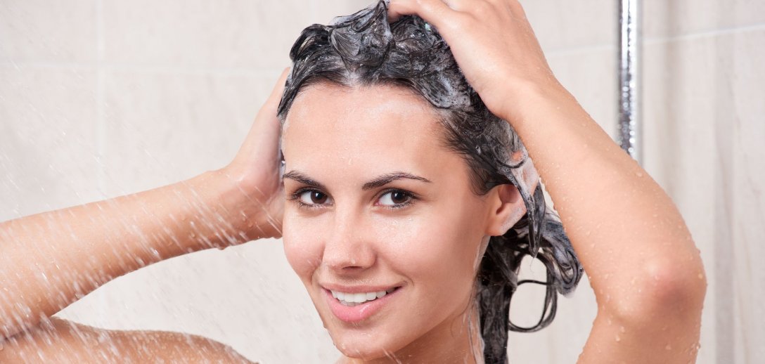 Mycie włosów bez szamponu. Sprawdź najlepsze sposoby