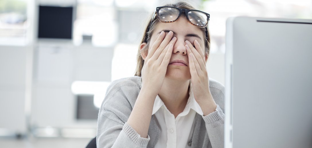 Jak zadbać o zmęczone oczy? Sposoby na złagodzenie podrażnień i ćwiczenia relaksujące wzrok