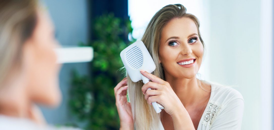 Suchy szampon błyskawicznie odświeży Twoje włosy. Przygotuj go w domu z dwóch składników [WIDEO]