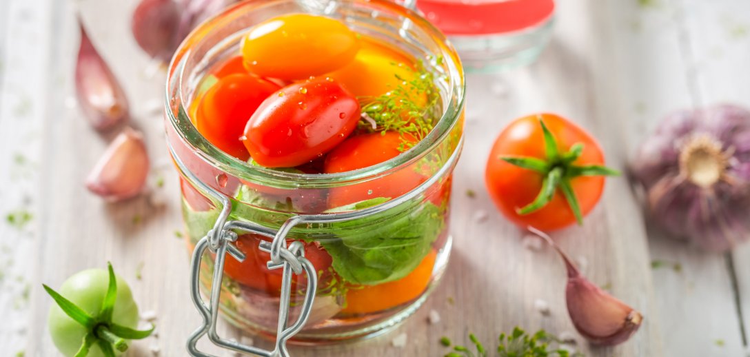 Prosty przepis na pyszną kiszonkę z pomidorów. Wykorzystasz ją do wielu dań!