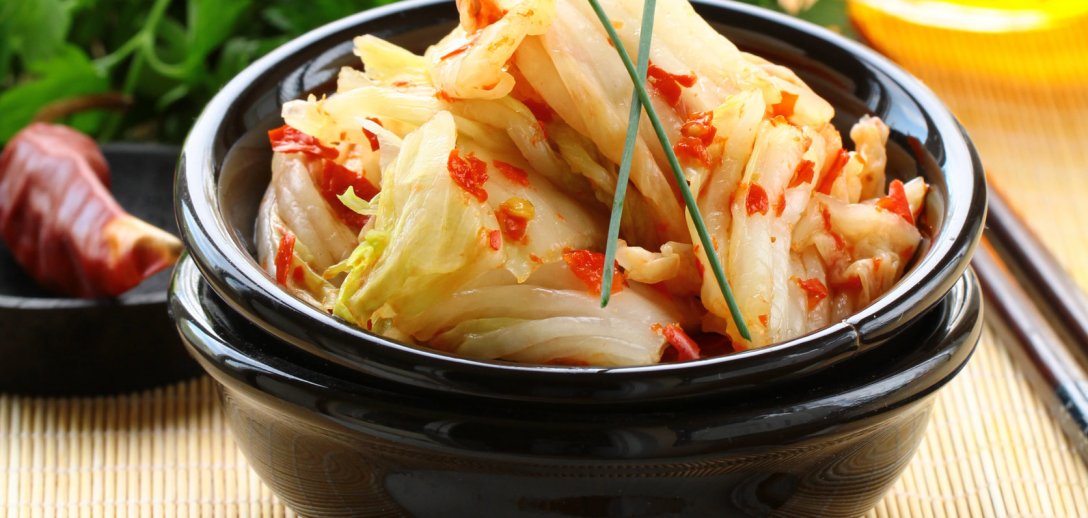 Pikantne kimchi z kapusty pekińskiej i rzodkwi. Łatwy przepis na kiszonkę