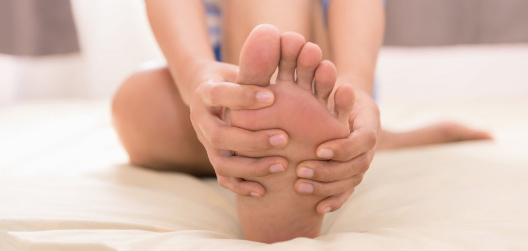 Dlaczego bolą stopy i jak sobie pomóc? Najlepsze zioła i kuracje dobrane do przyczyny dolegliwości