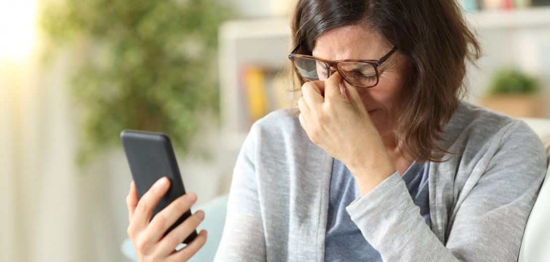 Co robić, gdy bolą oczy od wpatrywania się w monitor? Wypróbuj palming i "rozciąganie" wzroku