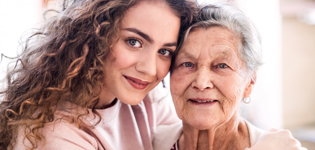 Opieka dla starszej osoby – jak przekonać schorowanego rodzica, że potrzebuje fachowej pomocy?