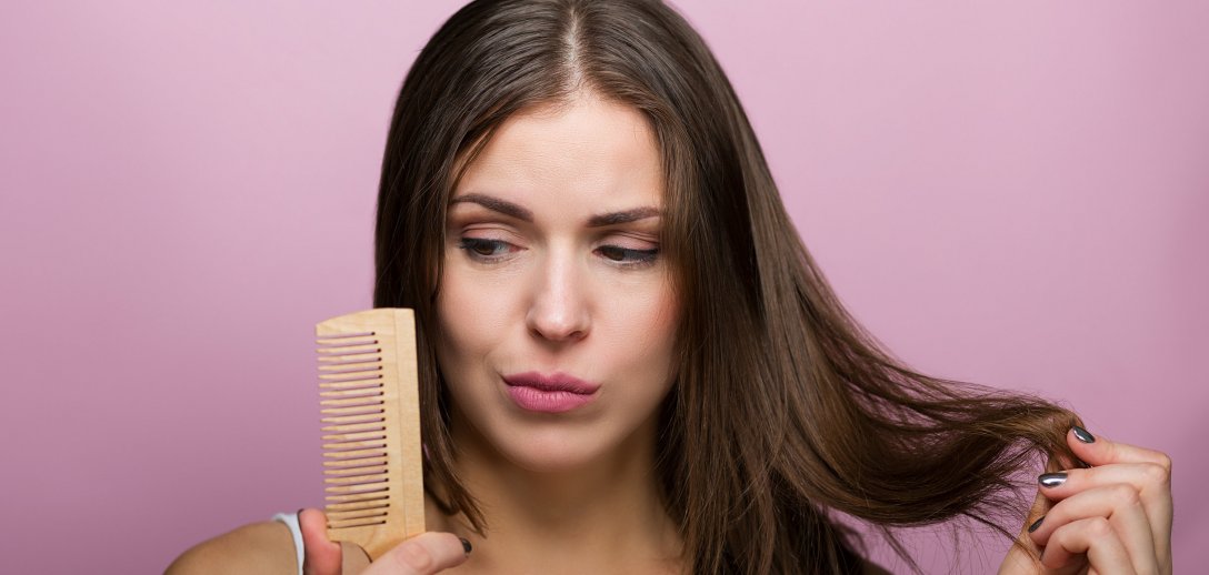 Dlaczego wypadają włosy? Co robić, gdy przyczyną łysienia jest choroba, hormony, stres