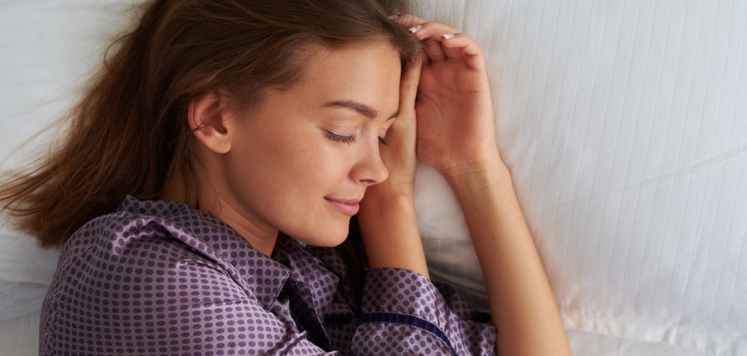 Spanie na lewym boku jest dobre dla serca i nie tylko. Jak przyzwyczaić się do tej pozycji?