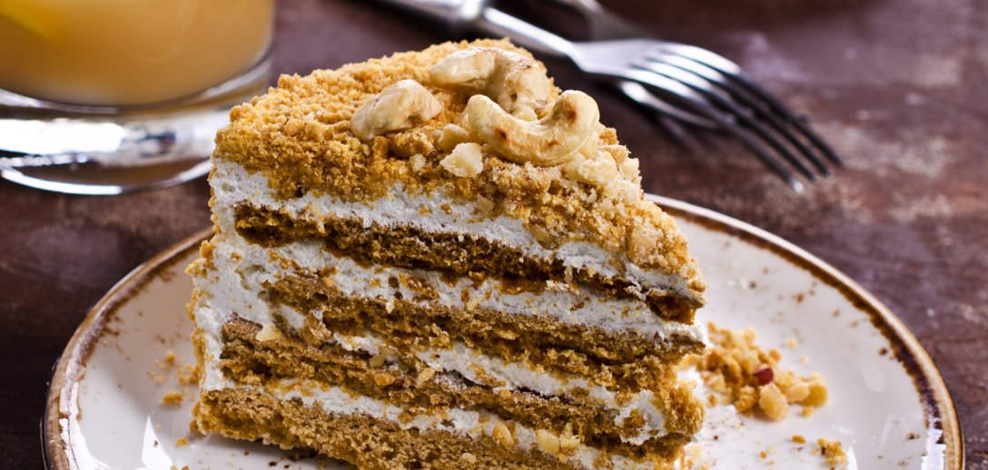 Tort miodowy (miodownik). Wyjątkowe ciasto na specjalną okazję