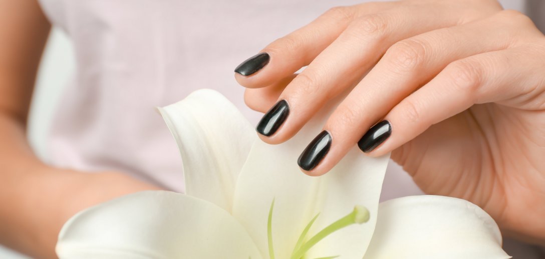 Najmodniejszy manicure do pracy? Trzy najnowsze trendy w kolorach i kształtach paznokci