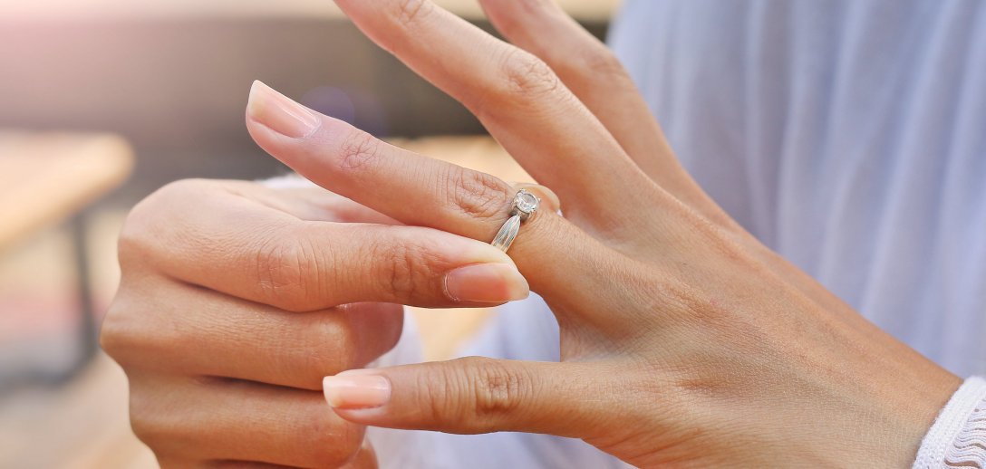 Jak zdjąć pierścionek lub obrączkę ze spuchniętego palca? Skuteczny sposób na opuchliznę dłoni