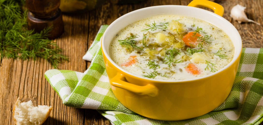 Zupa ogórkowa na żeberkach z ziemniakami – tradycyjny przepis jak u babci