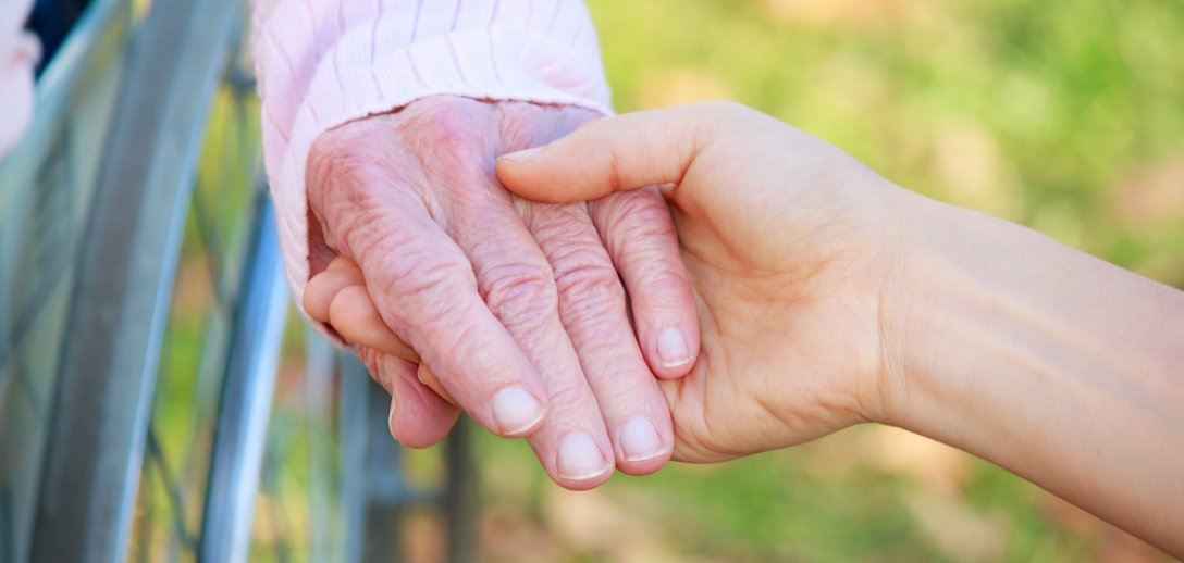 Kto musi dopłacać za pobyt seniora w Domu Opieki Społecznej? Kiedy bliscy mogą uniknąć opłat?