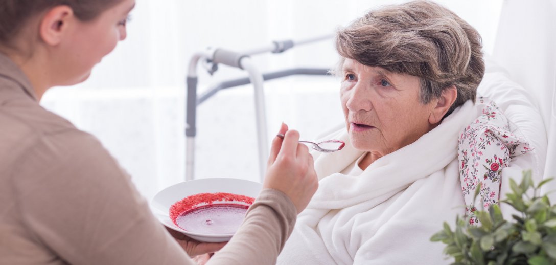 Dieta po udarze - co wolno jeść i jak pomóc choremu w jedzeniu?
