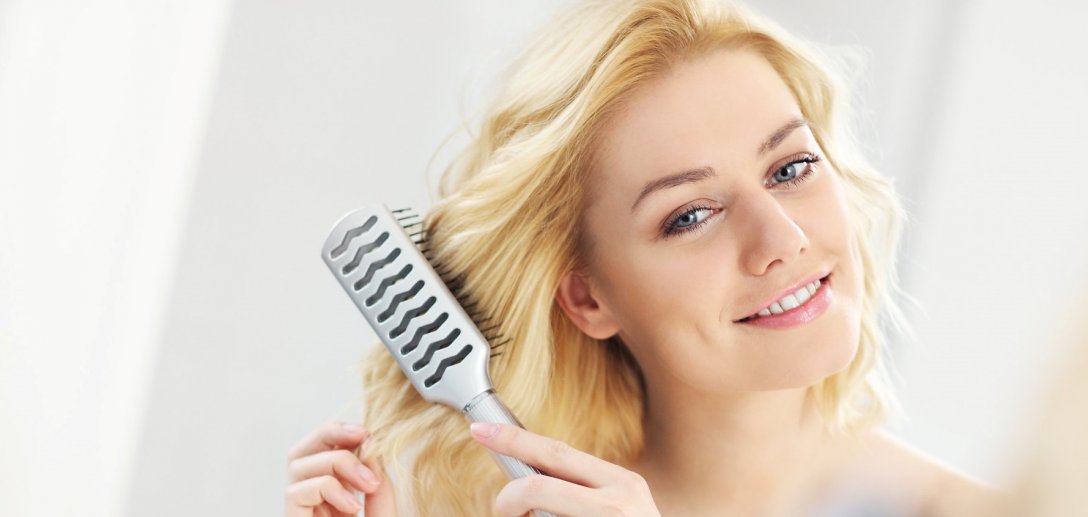 Jak dbać o puszące się włosy? Domowe sposoby pomogą wygładzić fryzurę