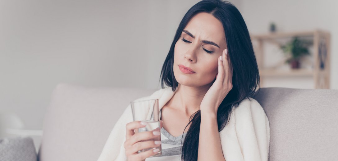 Jak złagodzić bóle migrenowe skroni? Pomogą zioła, masaże, okłady