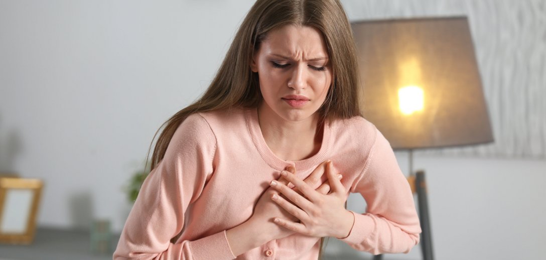 Co oznaczają bóle w piersiach? Poznaj przyczynę i sposób leczenia w zależności od rodzaju dolegliwości