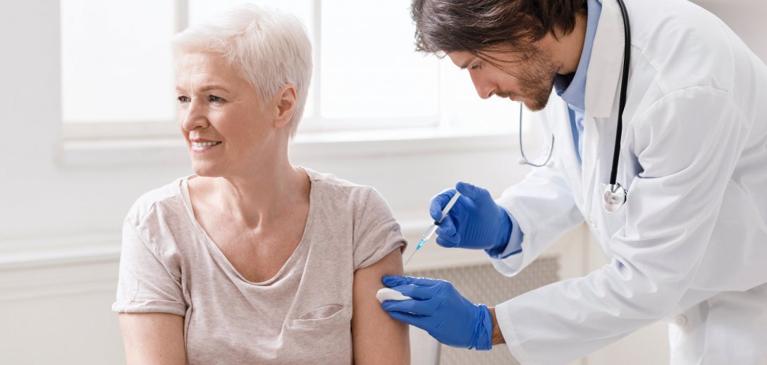 Kto może skorzystać z bezpłatnych szczepień przeciwko grypie i gdzie się zapisać? Poradnik