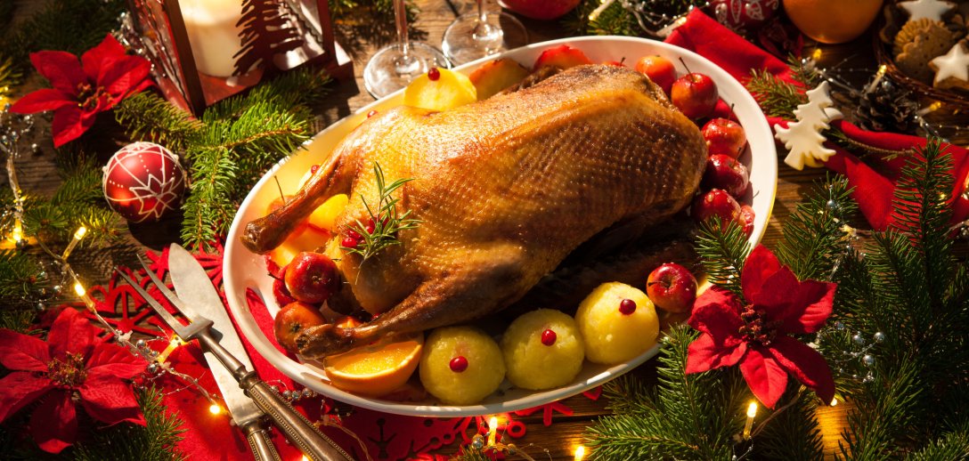 Kaczka pieczona z owocami. Przepis idealny na świąteczny obiad