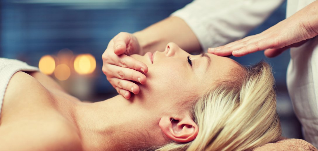3 najlepsze liftingujące masaże twarzy – DRE, kobido i gua sha. Jakie dają efekty?