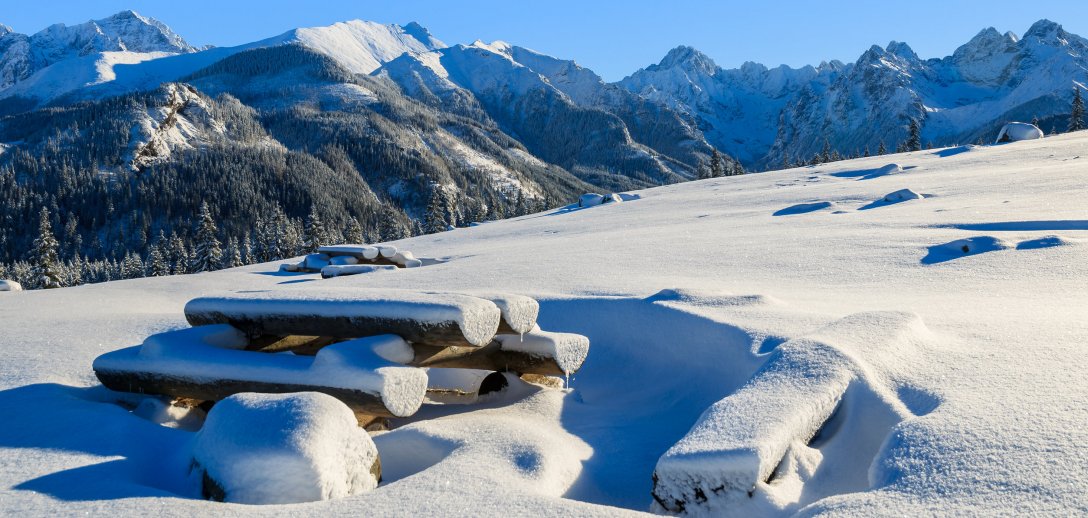 3 najpiękniejsze zimowe szlaki w polskich Tatrach. Zapierające dech w piersiach widoki nawet dla niedoświadczonych turystów