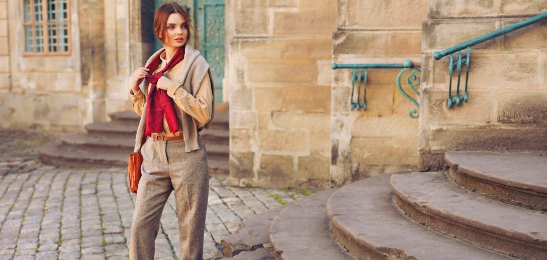 5 najlepszych fasonów spodni dla niskich kobiet. Zobacz, jak świetnie wydłużają sylwetkę!