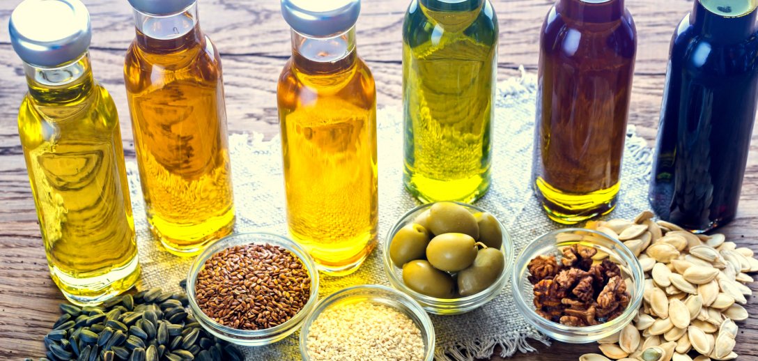 Płukanie ust olejem - skuteczny i tani detoks. Na co pomaga i jaki olej wybrać?