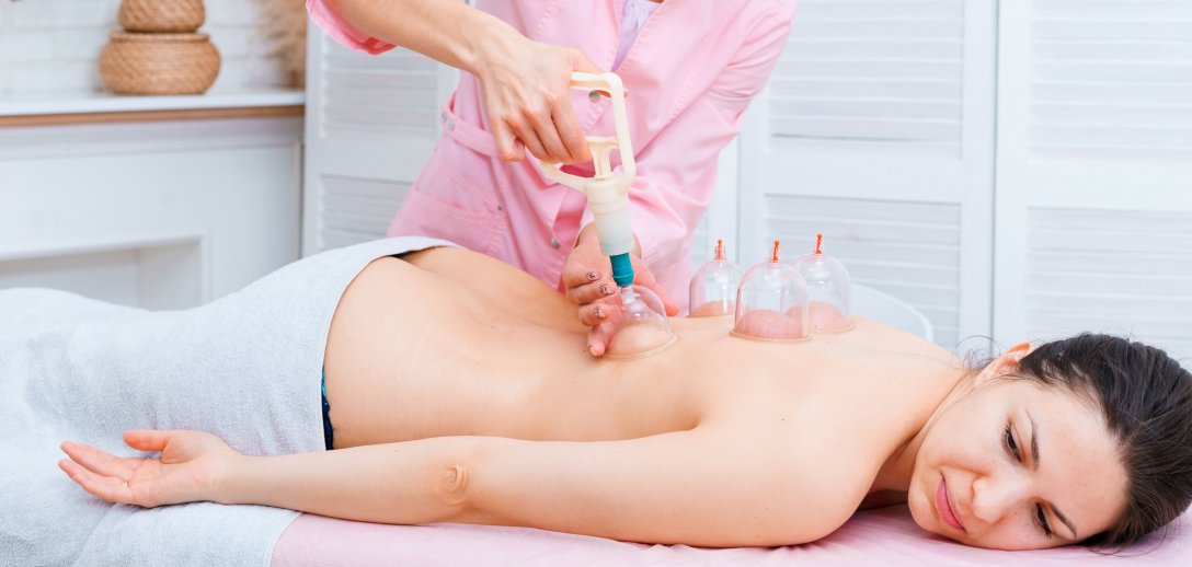 Stawianie baniek wraca do łask! Na czym polega i na co pomaga metoda stosowana przez nasze babcie?