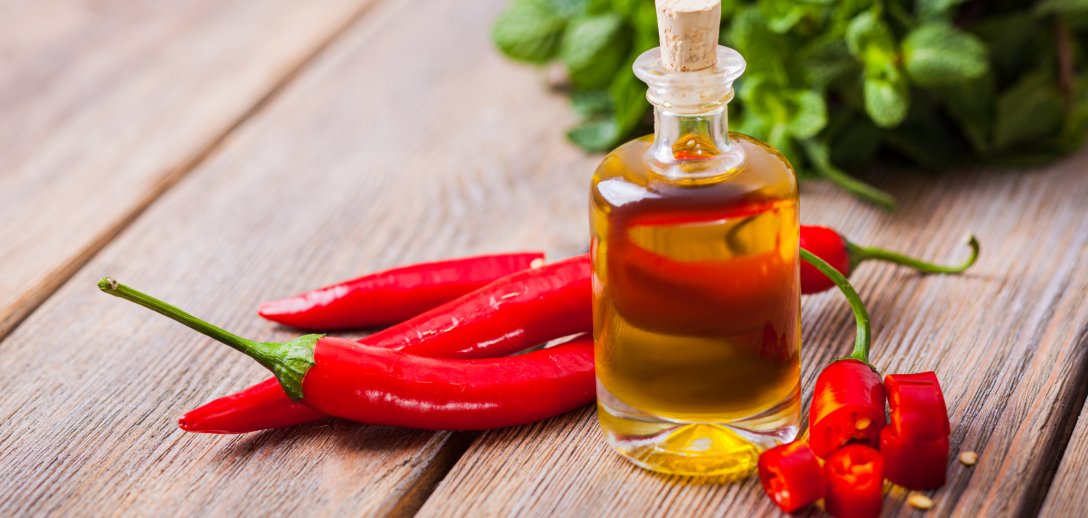 Rozgrzewający domowy olejek z papryki chili przyniesie ulgę w bólach stawów [PRZEPIS WIDEO]