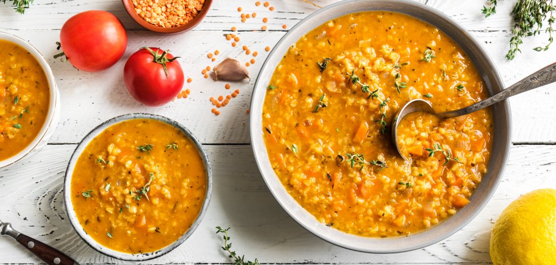 Rozgrzewające zupy z soczewicy z różnych stron świata – idealny pomysł na zimowy obiad