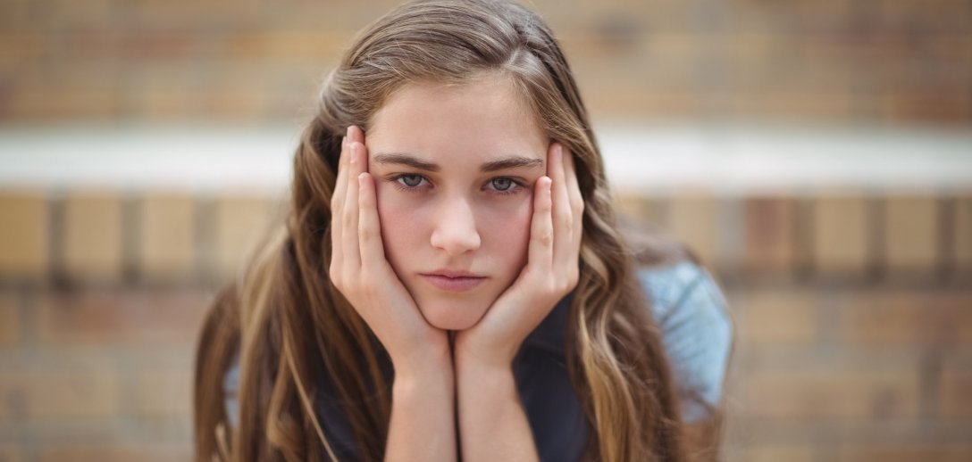 Moje dziecko choruje na smutek. Jak pomóc nastolatkowi z depresją – kiedy reagować, co mówić, gdzie szukać pomocy?