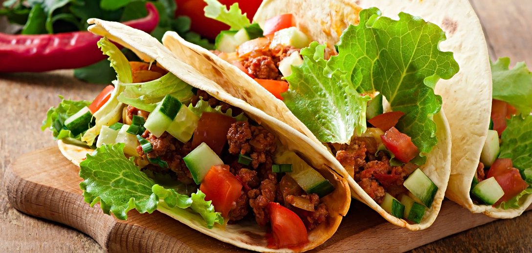 Tacos – jak zrobić i czym faszerować chrupiące placki z kuchni meksykańskiej? Proste przepisy