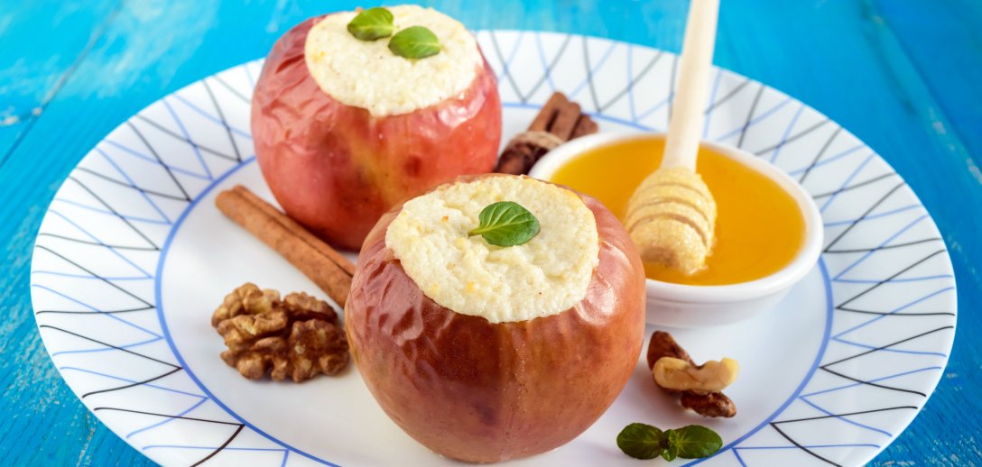 Pieczone jabłka nadziewane białym serem na ciepło. Pyszny i zdrowy deser bez cukru