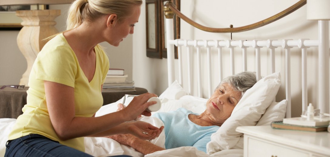Jak podawać lekarstwa seniorowi, aby działały skutecznie i nie zaszkodziły? 5 ważnych zasad