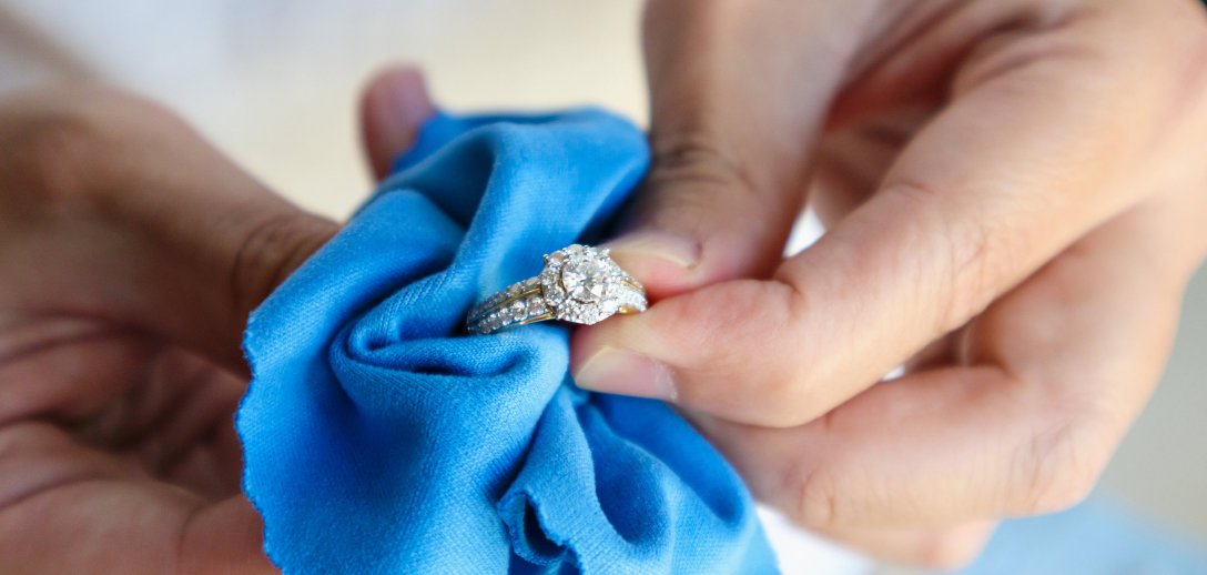 Domowe sposoby na czyszczenie srebrnej biżuterii – pierścionki i łańcuszki będą lśniły jak nowe