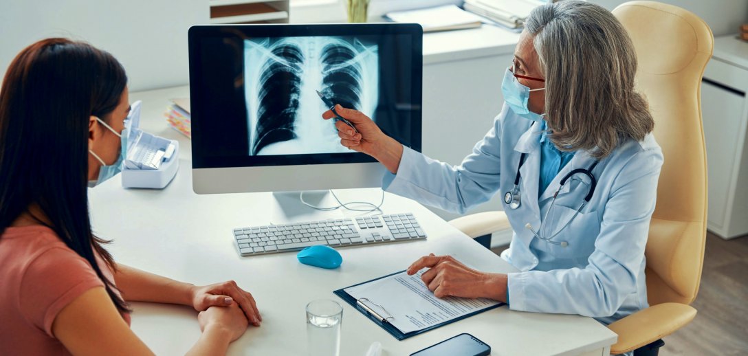 Zwłóknienie płuc może się pojawić nie tylko po przejściu COVID-19. Czym się objawia i jak odzyskać sprawność po chorobie?