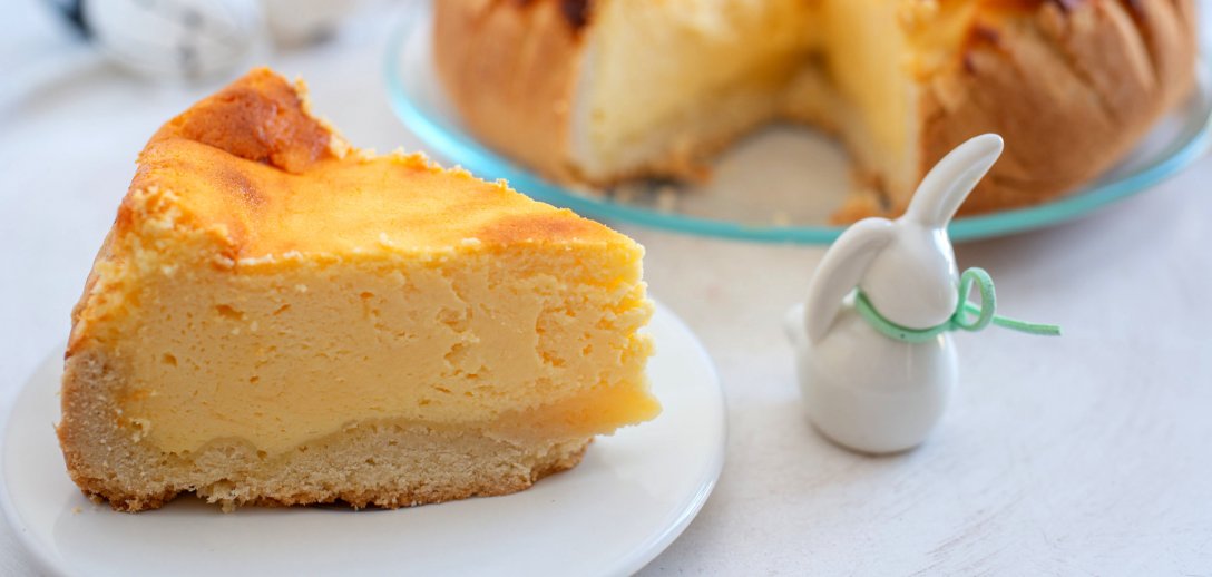 Pyszny i delikatny sernik z budyniem na kruchym spodzie. Doskonały nie tylko na świąteczny stół