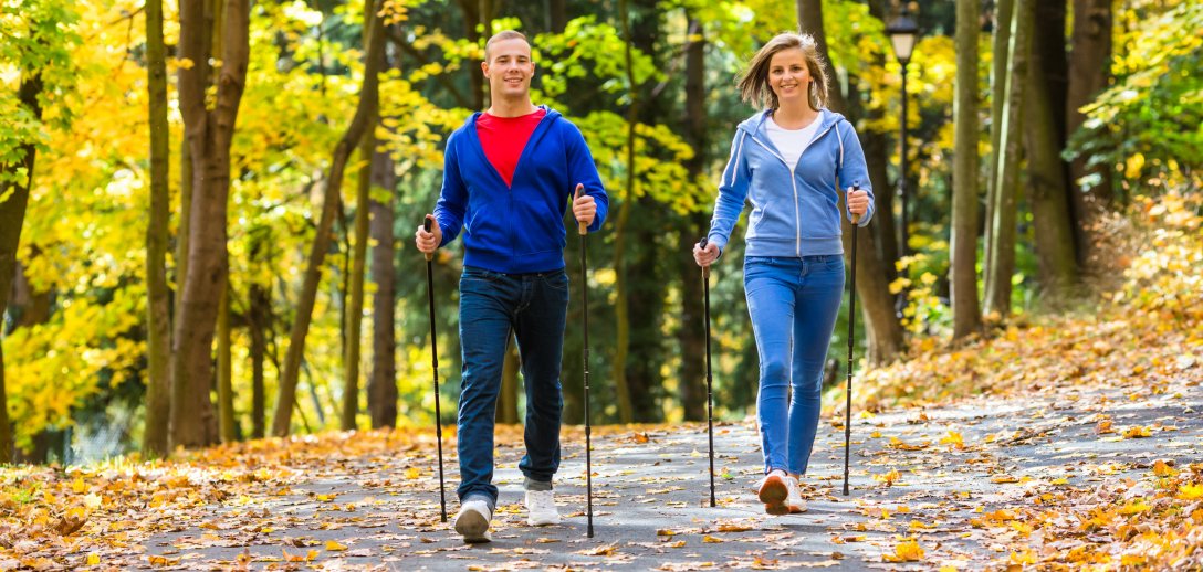 Dlaczego warto uprawiać nordic walking? 10 korzyści płynących z tego sportu