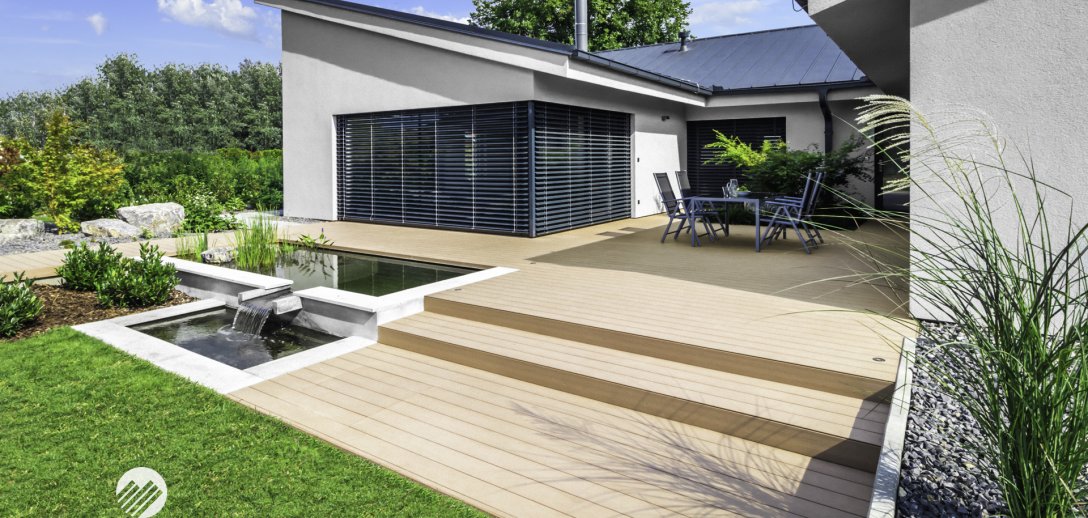 Piękny taras na lata – zachwyca urodą drewna, ale nie ma jego wad!