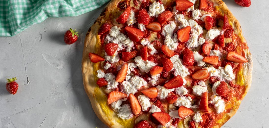 Truskawki nie tylko na słodko. Doskonałe przepisy na sałatki, chłodnik i... pizzę