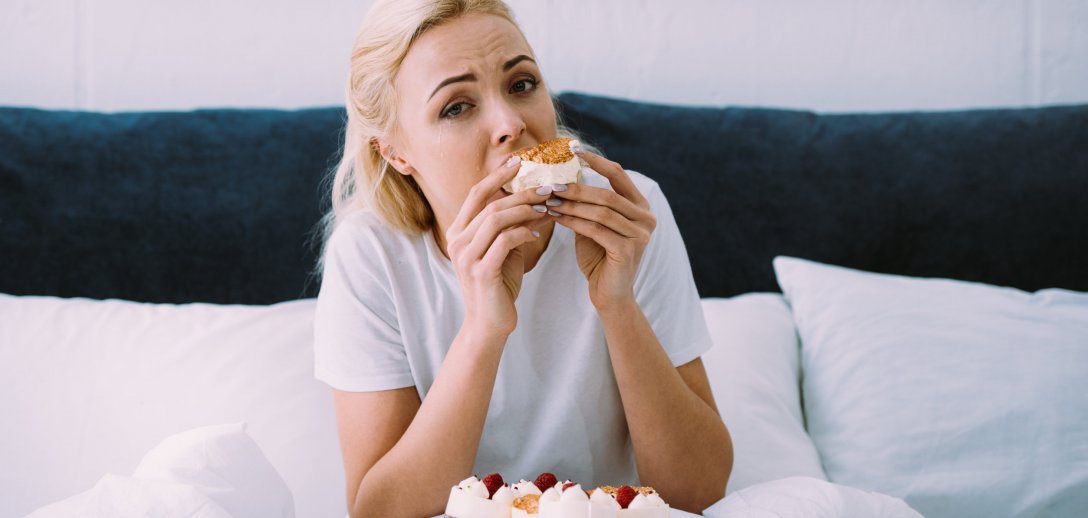 Jak stres wpływa na nasz apetyt? Dlaczego jedni zajadają stres, a inni w ogóle nie mają ochoty na jedzenie?
