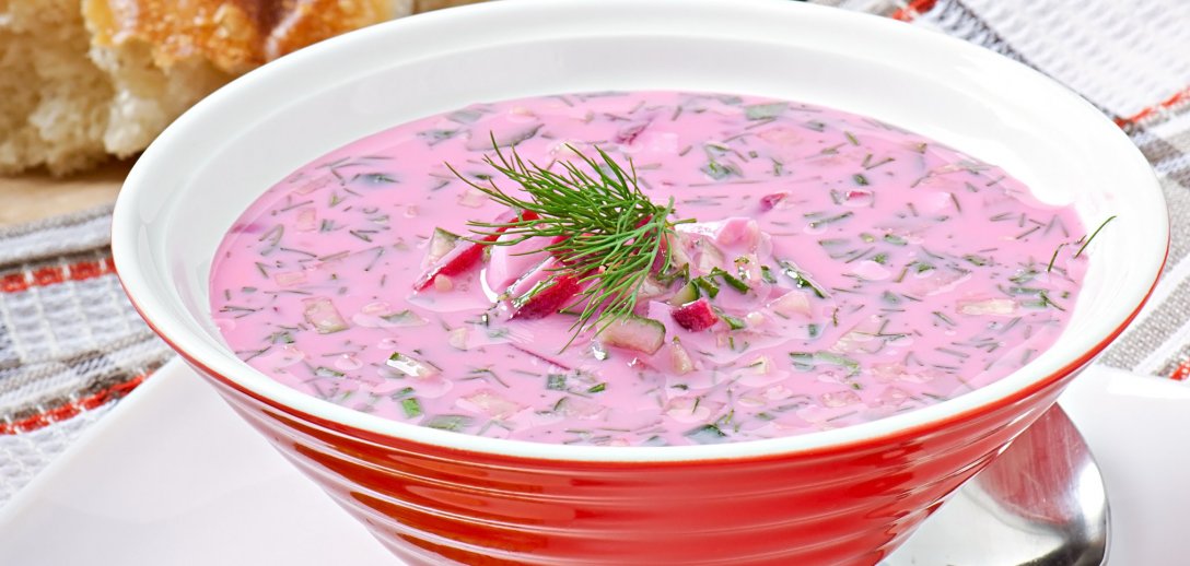 Lekkie zupy z młodych warzyw i ziół – idealne na lato!