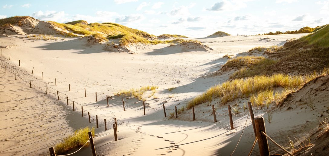 Mierzeja Sarbska - kraina wydm, pięknych plaż i kultury Słowińskiej. Co można zwiedzić?